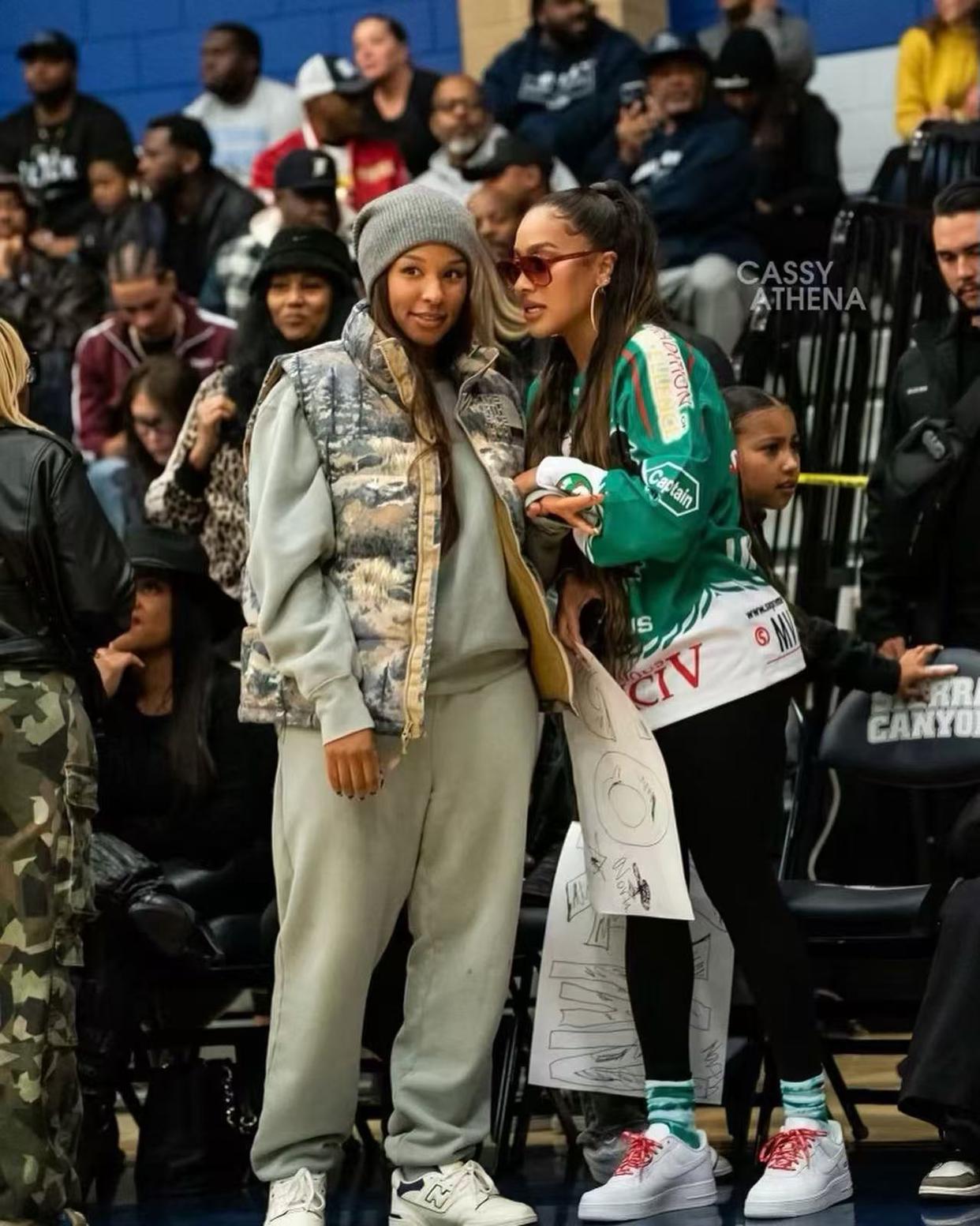 开云体育-卡戴珊家族现身球场，助威NBA比赛