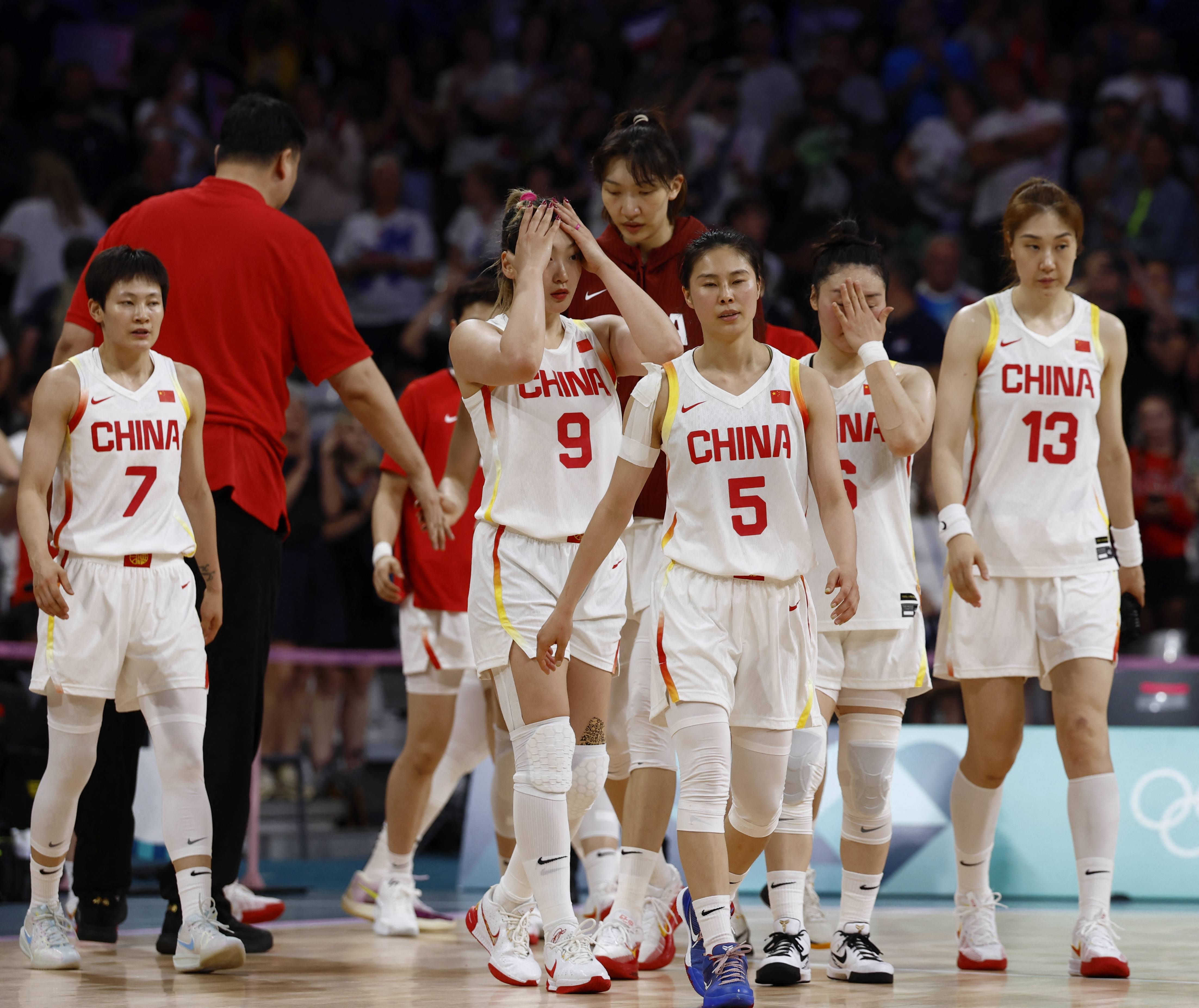 包含中国女篮跻身国际四强，展现实力傲人的词条